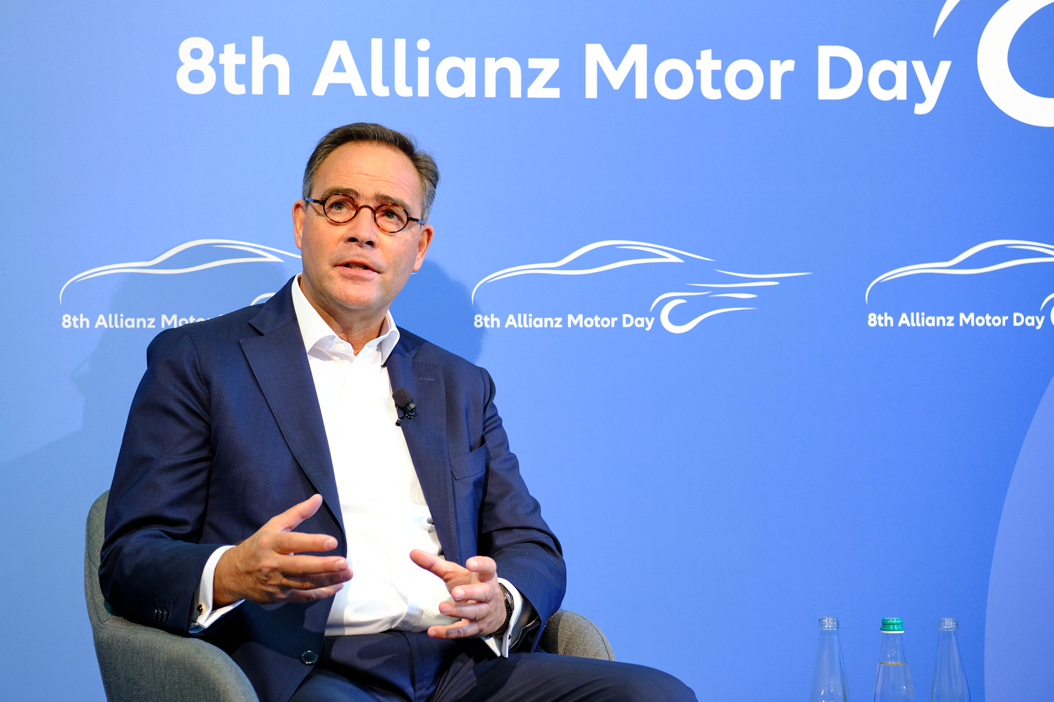 Dr. Klaus-Peter Röhler (Vorstandsvorsitzender der Allianz Deutschland AG und Mitglied des Vorstands der Allianz SE) stellt sich den Fragen der Journalisten