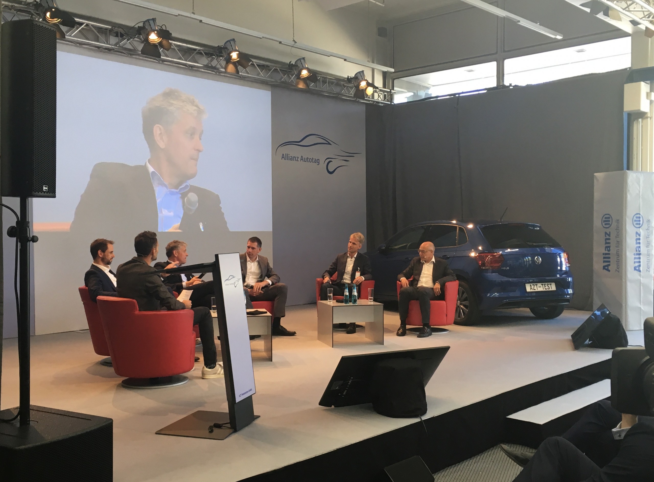 Podiumsdiskussion zur Zukunft des Parkens mit Vertretern aus Automobilindustrie, Mobilitätsbranche und Versicherung