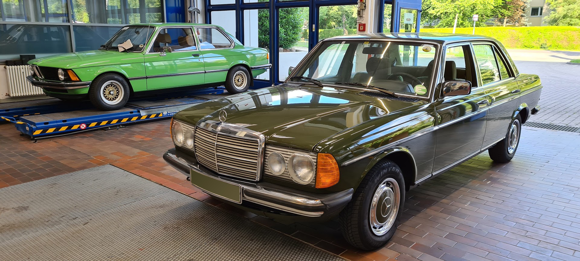 Quelle AZT, Im Rahmen des Oldtimerprojekts werden der BMW 318 (links) und der Mercedes 240D restauriert
