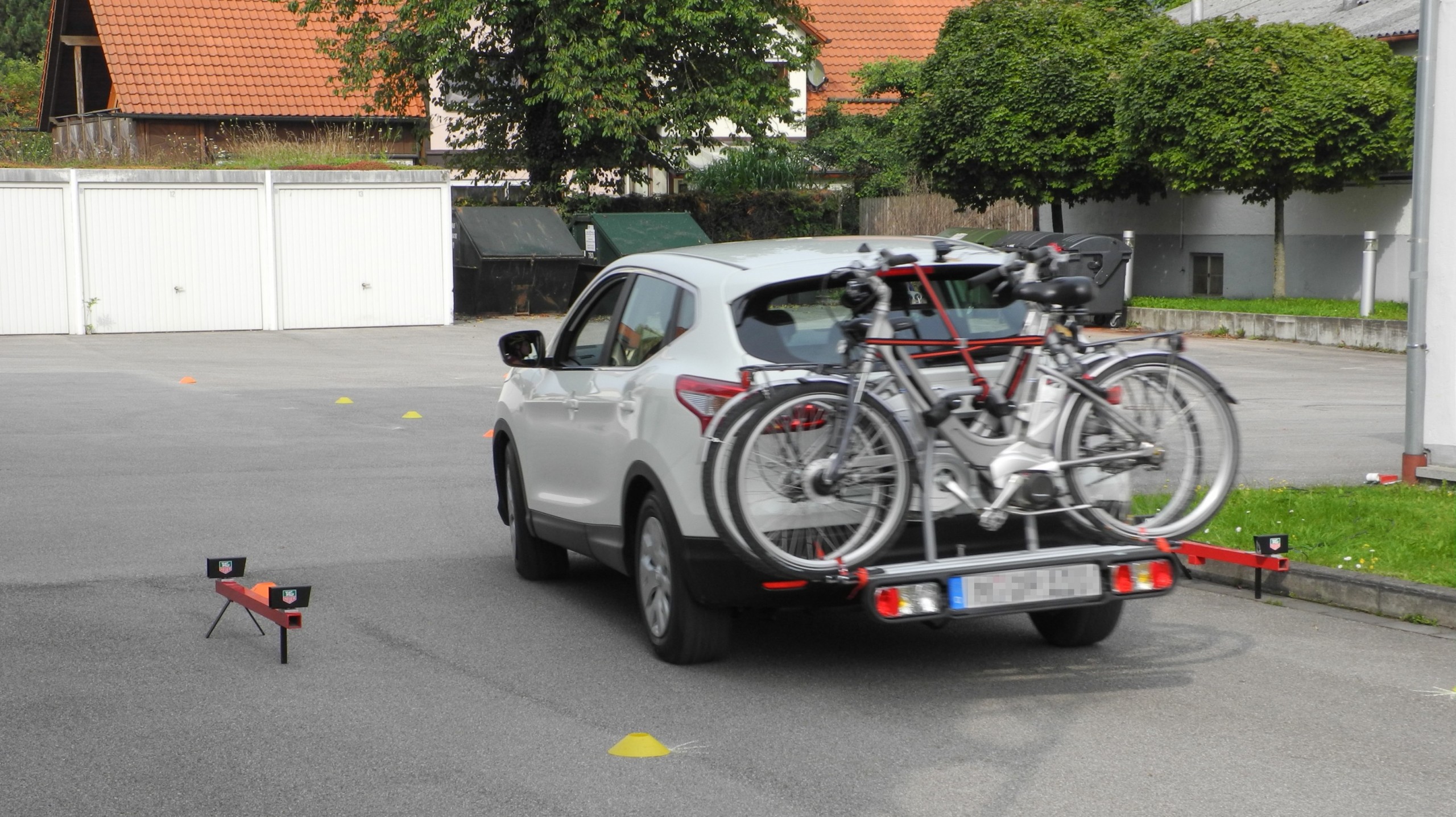 Fahrversuche (Brems- und Ausweichmanöver) mit Pedelecs auf dem Heckträger