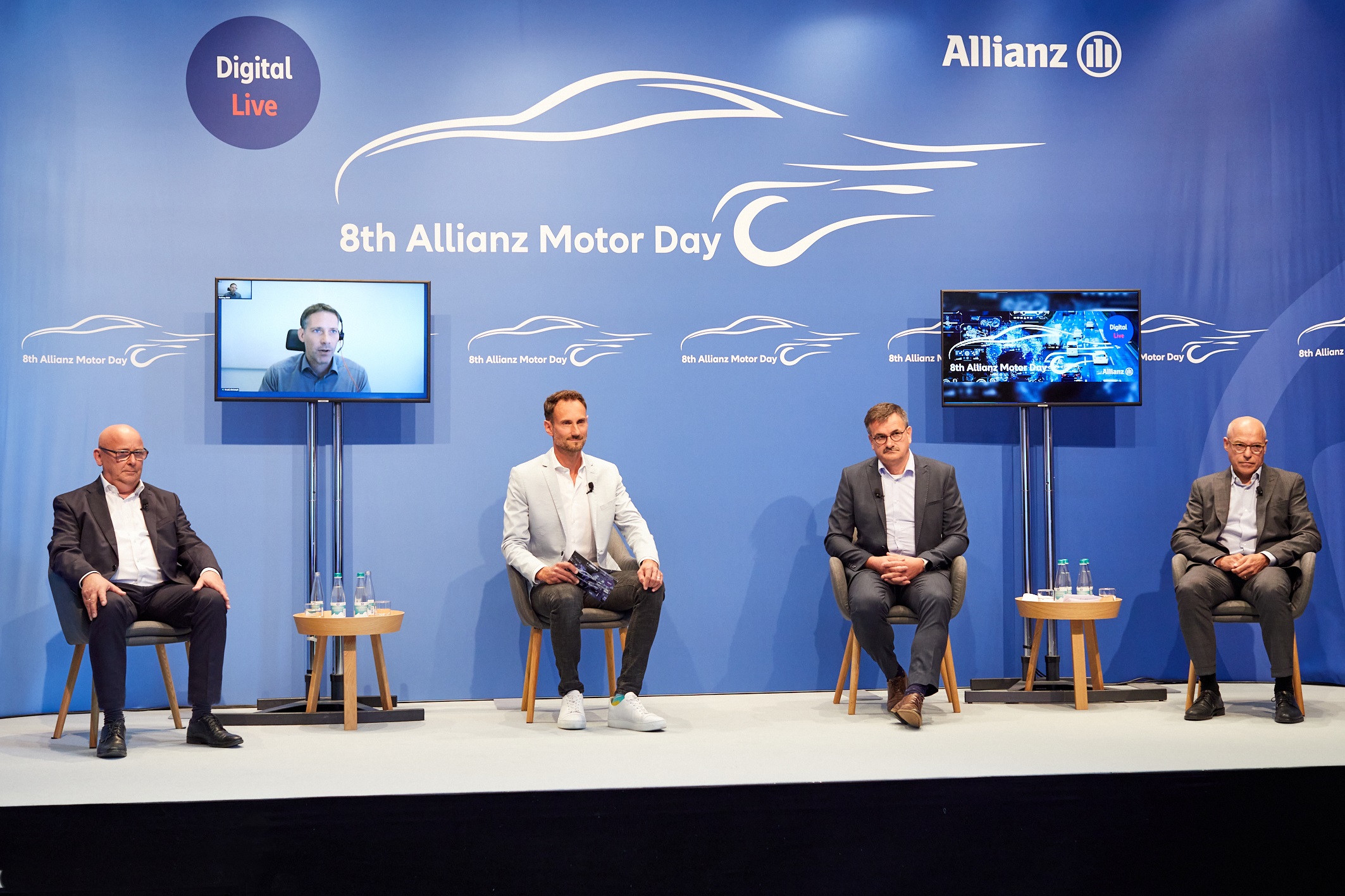 Expert panel in compliance with the current Corona restrictions (left to right) Prof. Dr. Rudi Hackenberg (OTH Regensburg), online participant  Prof. Dr. Christoph Krauss (Fraunhofer Institute for Secure Information Technology SIT), Fero Andersen (moderator of the event), Hans Adlkofer (Infineon) and Dr. Christoph Lauterwasser (Allianz Center for Technology)