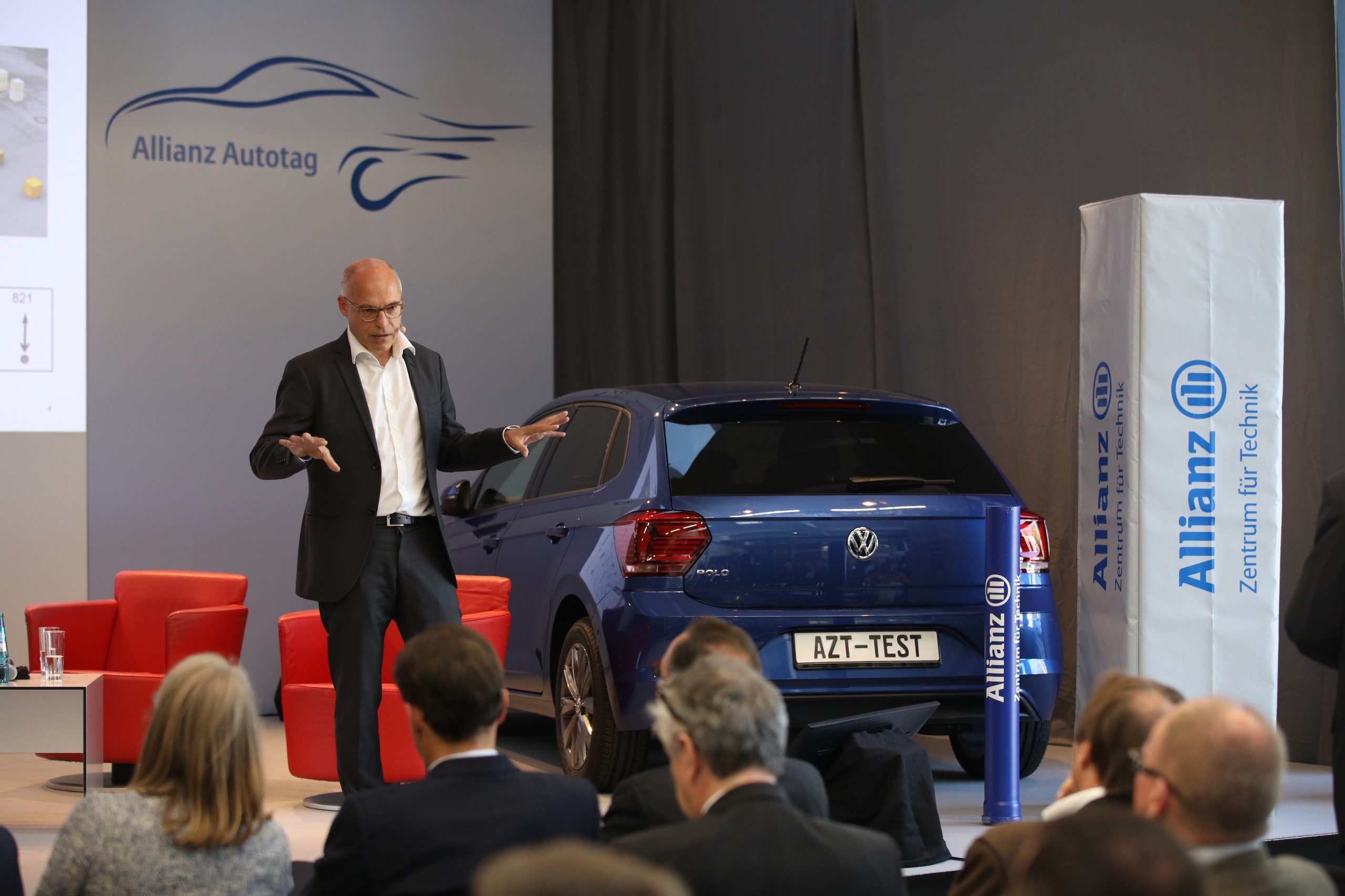 Dr. Christoph Lauterwasser, Managing Director of the AZT, explains the new test standard for actively braking parking and manoeuvring protection systems to journalists